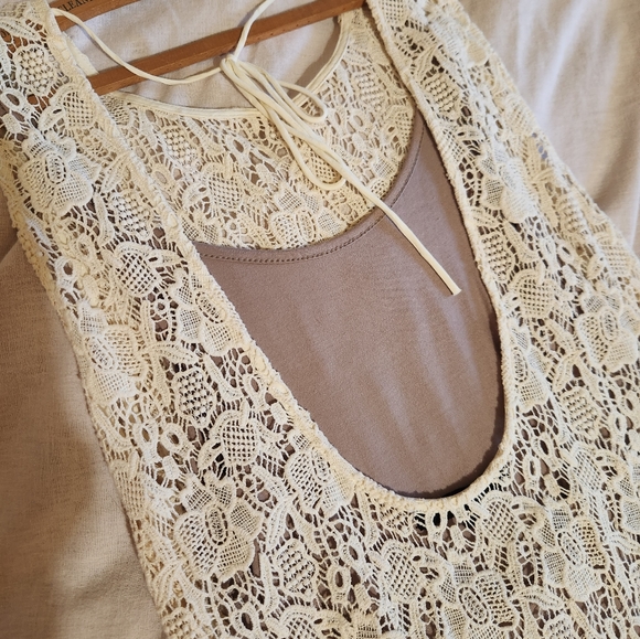 Lace dress with low back - Picture 3 of 4